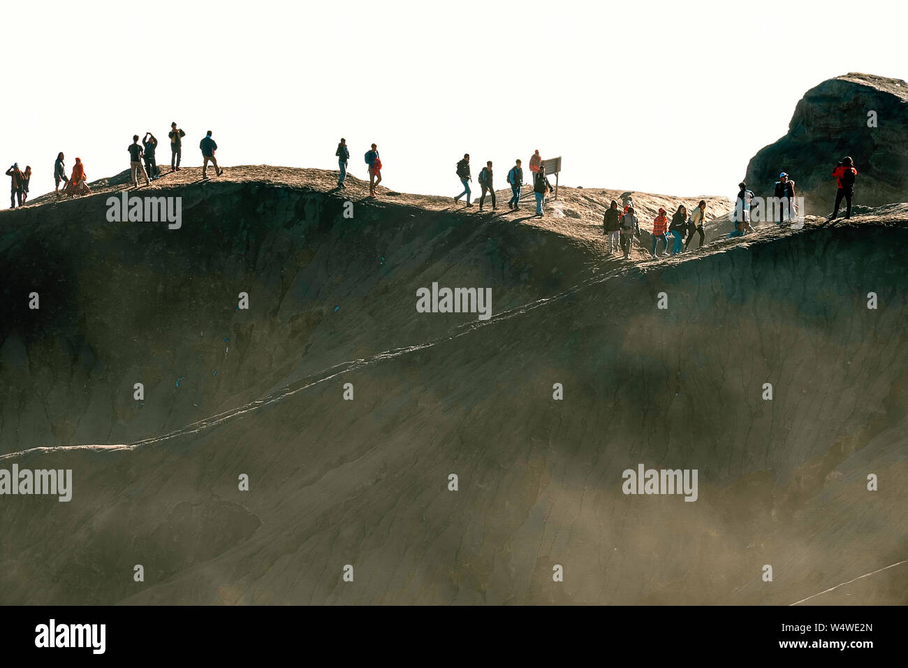Touristen klettern zum Mount Bromo Vulkan Gipfel bei Sonnenaufgang Stockfoto