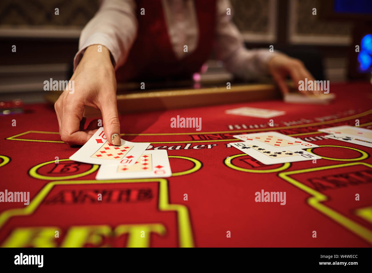 Der croupier in der Casino hat einen Shuffle der Karten am Tisch. Glücksspiel Stockfoto