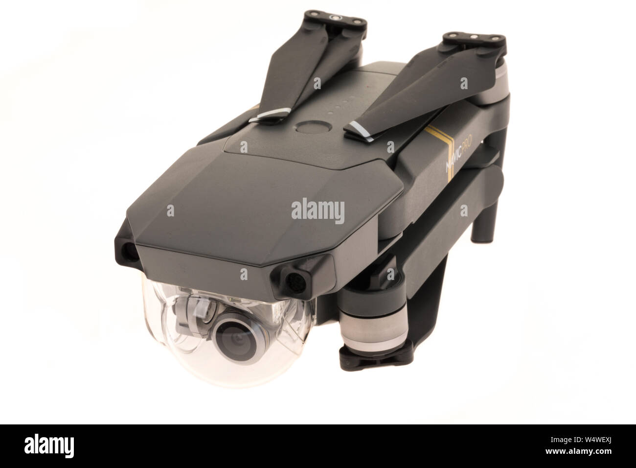 Ein Verbraucher quadcopter Drone mit 4K-Aufzeichnung, die umgeklappt worden ist bereit für den Transport - Weißer Hintergrund Stockfoto