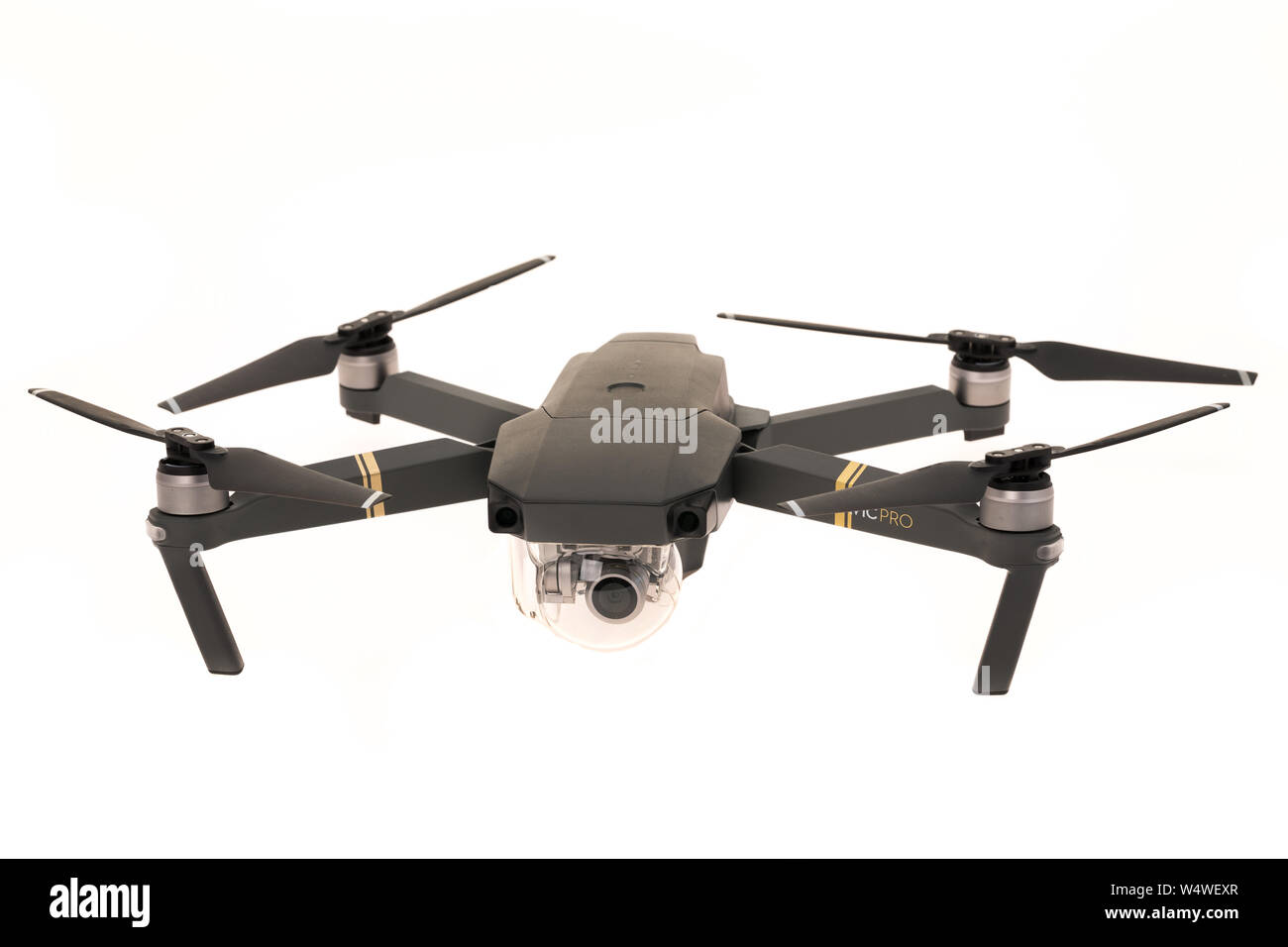 Ein Verbraucher quadcopter Drone mit 4K-Aufnahme - Weißer Hintergrund Stockfoto