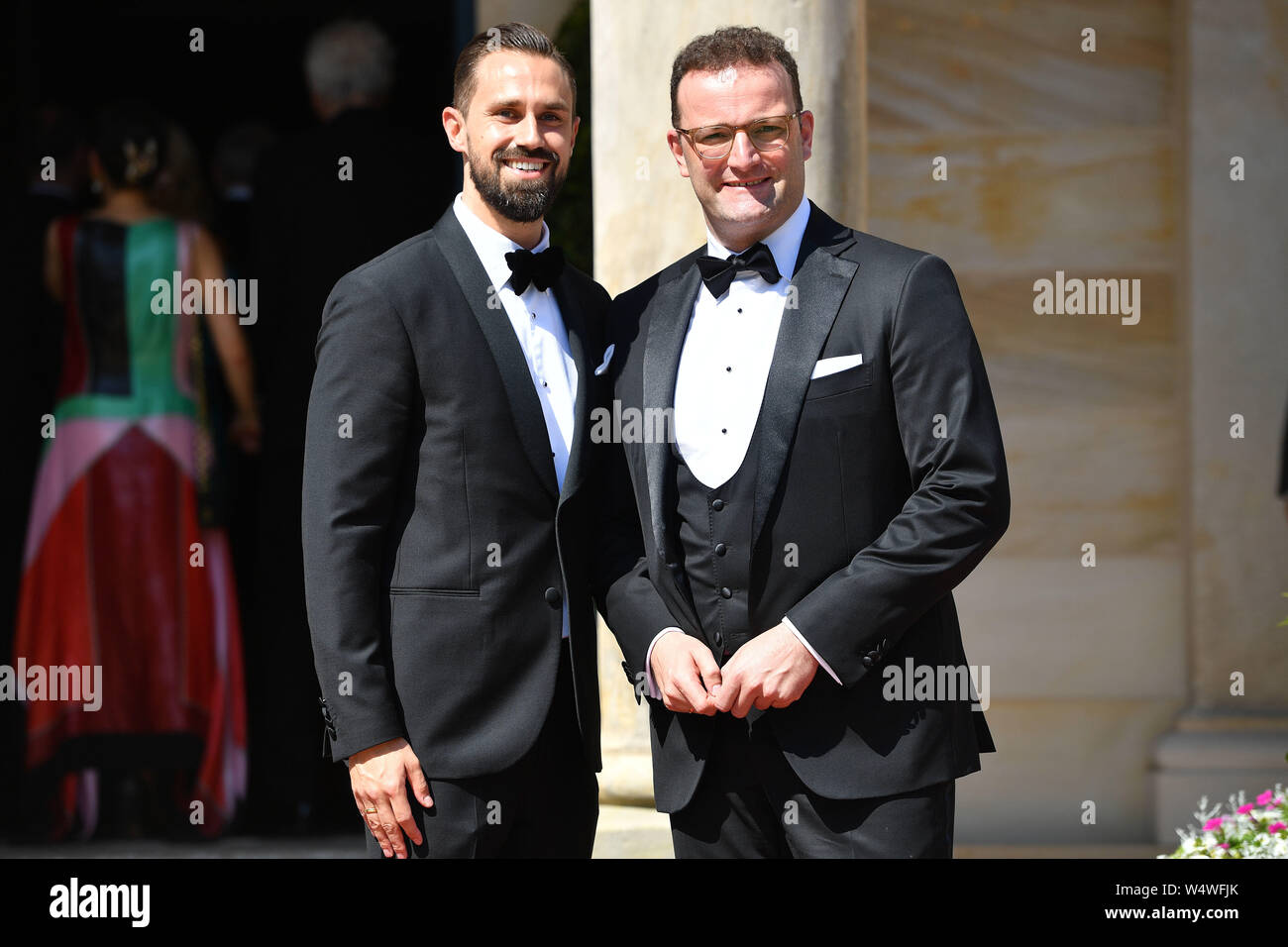 Jens Spahn (CDU-Politiker) mit Ehemann Daniel FUNKE bei Ihrer Ankunft, Eröffnung der Bayreuther Richard Wagner Festival 2019. Roter Teppich am 25.07.2019. Grüner Hügel, | Verwendung weltweit Stockfoto