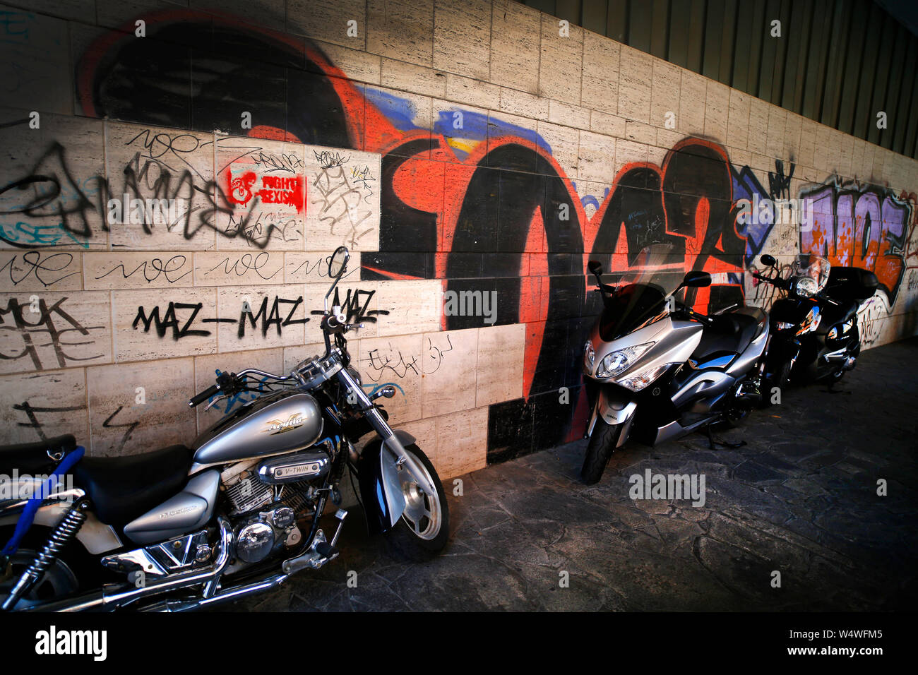 Pescara, Italien. Motorräder neben einer Wand in Graffiti bedeckt geparkt. Stockfoto