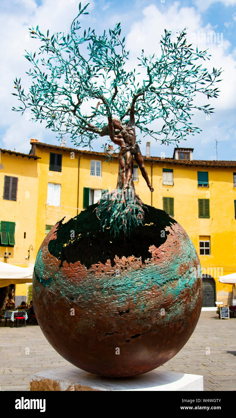 Bronze SCULTURE des italienischen Künstlers Andrea Roggi "Terra Mater" (Himmel und Erde) an der Piazza dell'Anfiteatro in Lucca, Italien ausgestellt werden Stockfoto