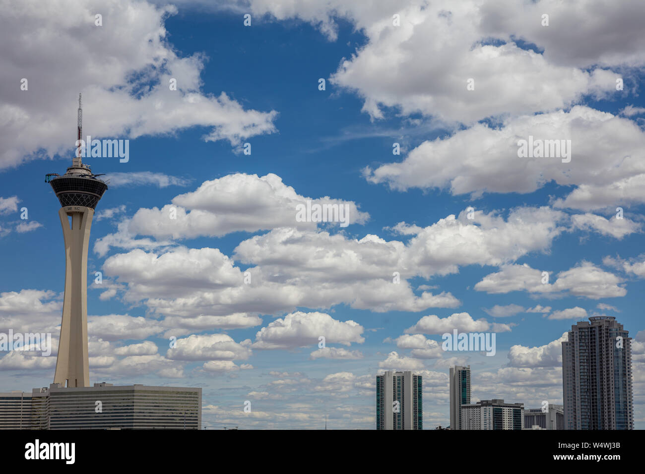 Las Vegas Himmel in einem Frühlingstag. Skyscrappers oberen Teil und Turm gegen den blauen Himmel mit Wolken Hintergrund, Nevada, USA von Amerika Stockfoto