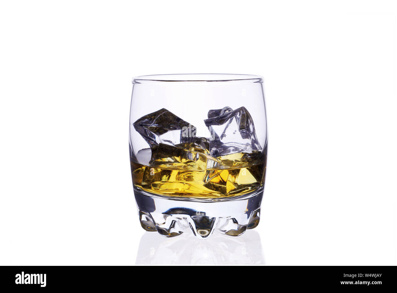 Ein Glas Whisky mit Eiswürfel auf weißem Hintergrund zu isolieren. Stockfoto