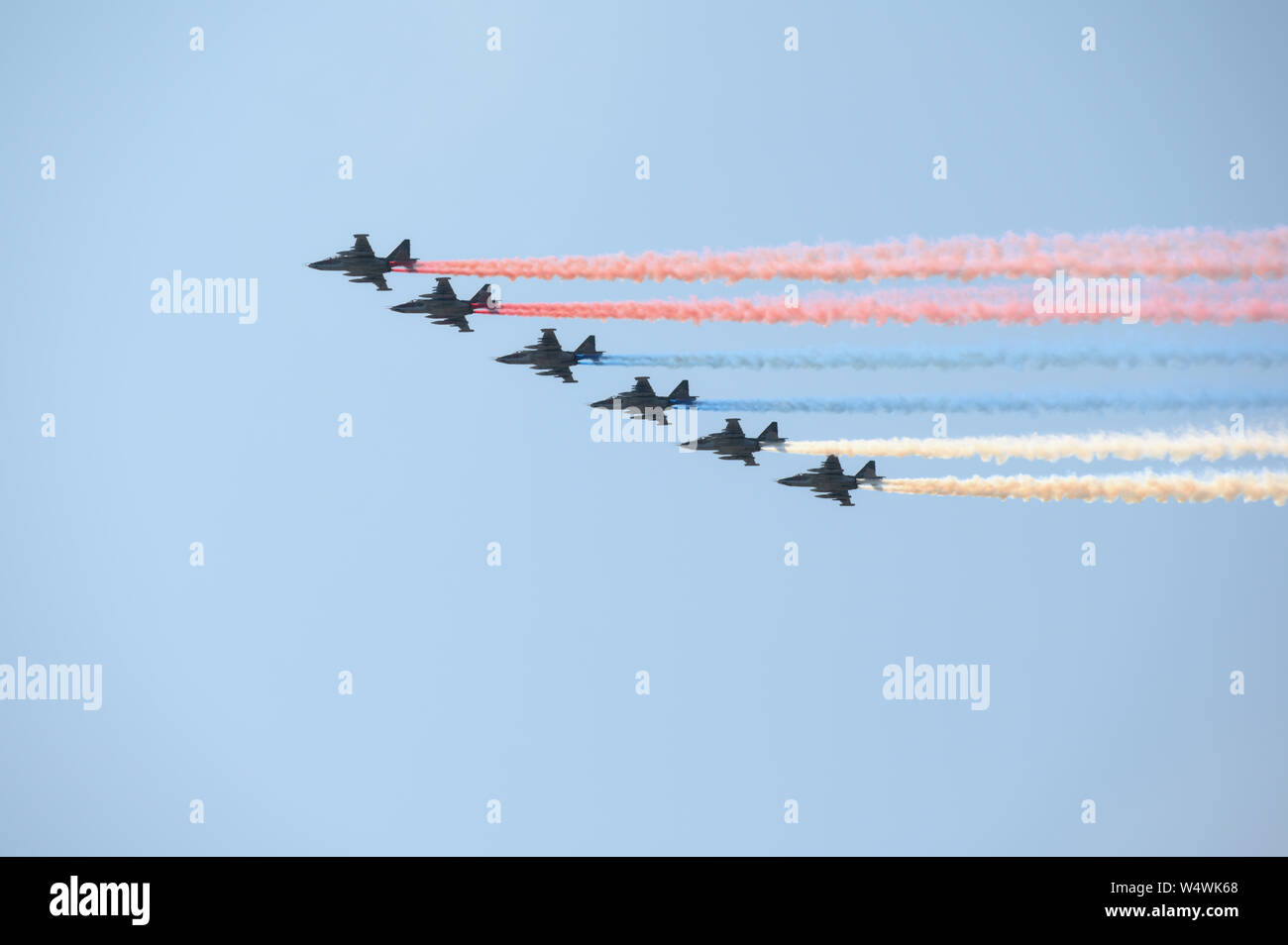 Suchoi Su-25-Kampfjets durchführen während der Generalprobe der bevorstehenden Marine Parade, St. Petersburg, Russland Stockfoto