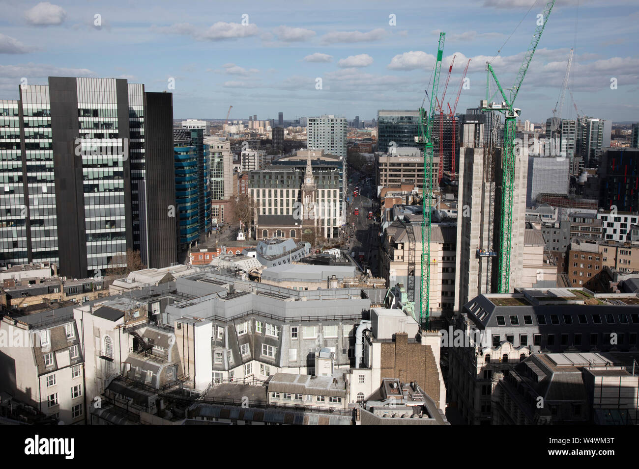 Blick auf die Stadt Skyline vom Garten bei 120, die Stadt von Londons größten öffentlichen Raum auf dem Dach, auf dem neu eröffneten Fen Gericht Bürogebäude mit 120 Fenchurch Street in London, Großbritannien. Bei 15-Geschichten, die Aussichtsplattform bietet außergewöhnliche 360°-Aussicht auf die Stadt und Greater London, und ist für die Öffentlichkeit zu besichtigen. Stockfoto