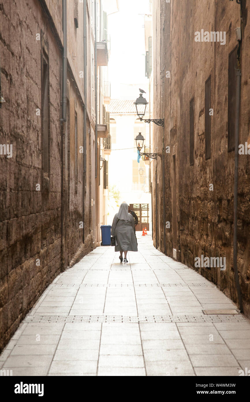 Die engen Straßen von Palma de Mallorca an einem heißen sonnigen Tage. Stockfoto