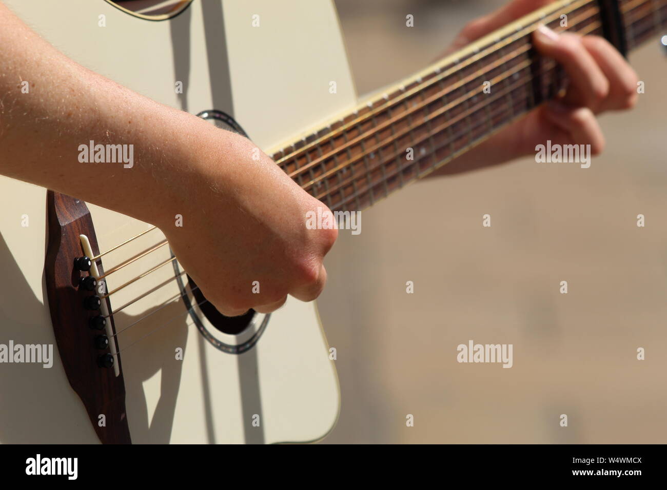 Frau spielt Gitarre Stockfoto