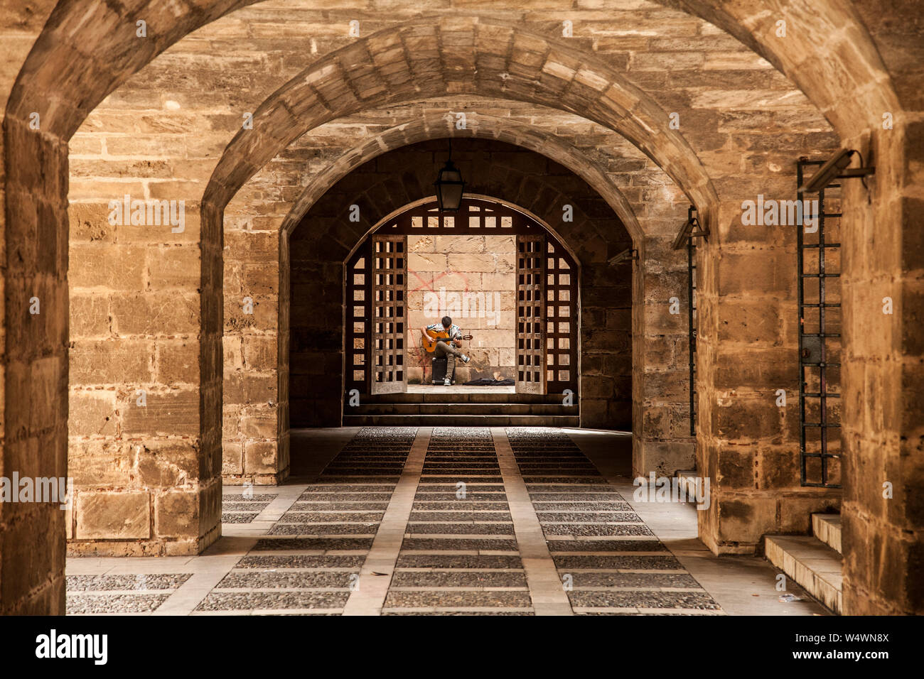 Die engen Straßen von Palma de Mallorca an einem heißen sonnigen Tage. Stockfoto