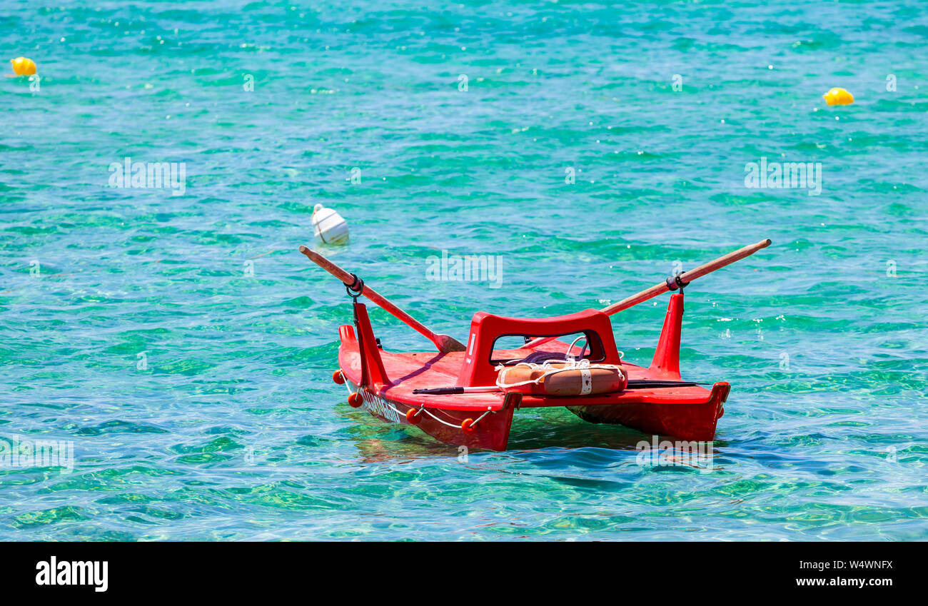 Anzeigen eines italienischen Bademeister Boot (salvataggio) im schönen klaren tropischen Meer Wasser von Gallipoli, Italien. Stockfoto