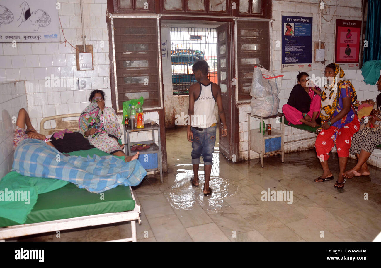 (190726) --Bihar, 26. Juli 2019 (Xinhua) - Regenwasser in den Sadar Krankenhaus wegen der schweren Monsunregen Niederschlag, in Hohenstadt, Bihar, Indien, 25. Juli 2019. (Str/Xinhua) Stockfoto