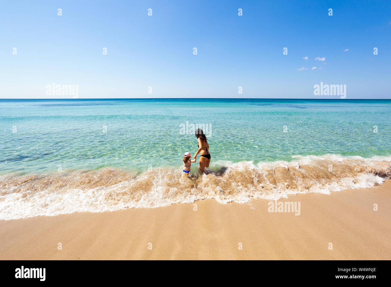 Schönen See mit türkisfarbenem Wasser und goldenen Strand in Punta Prosciutto, Salento, Apulien, Italien. Stockfoto