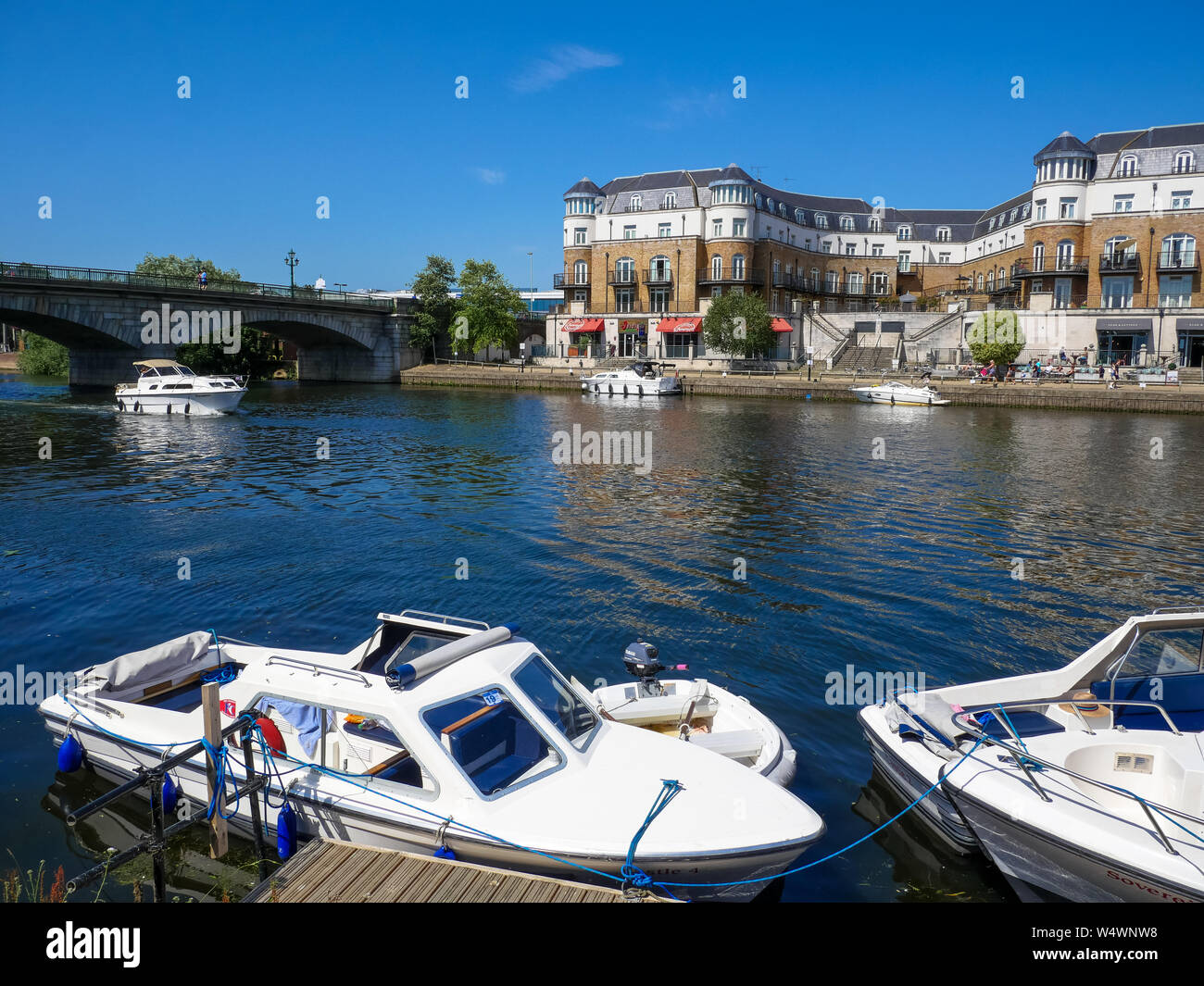 Staines Brücke und Boote, an einem Sommertag, Flecken Riverside, Themse, Staines-upon-Thames, Surrey, England, UK, GB. Stockfoto