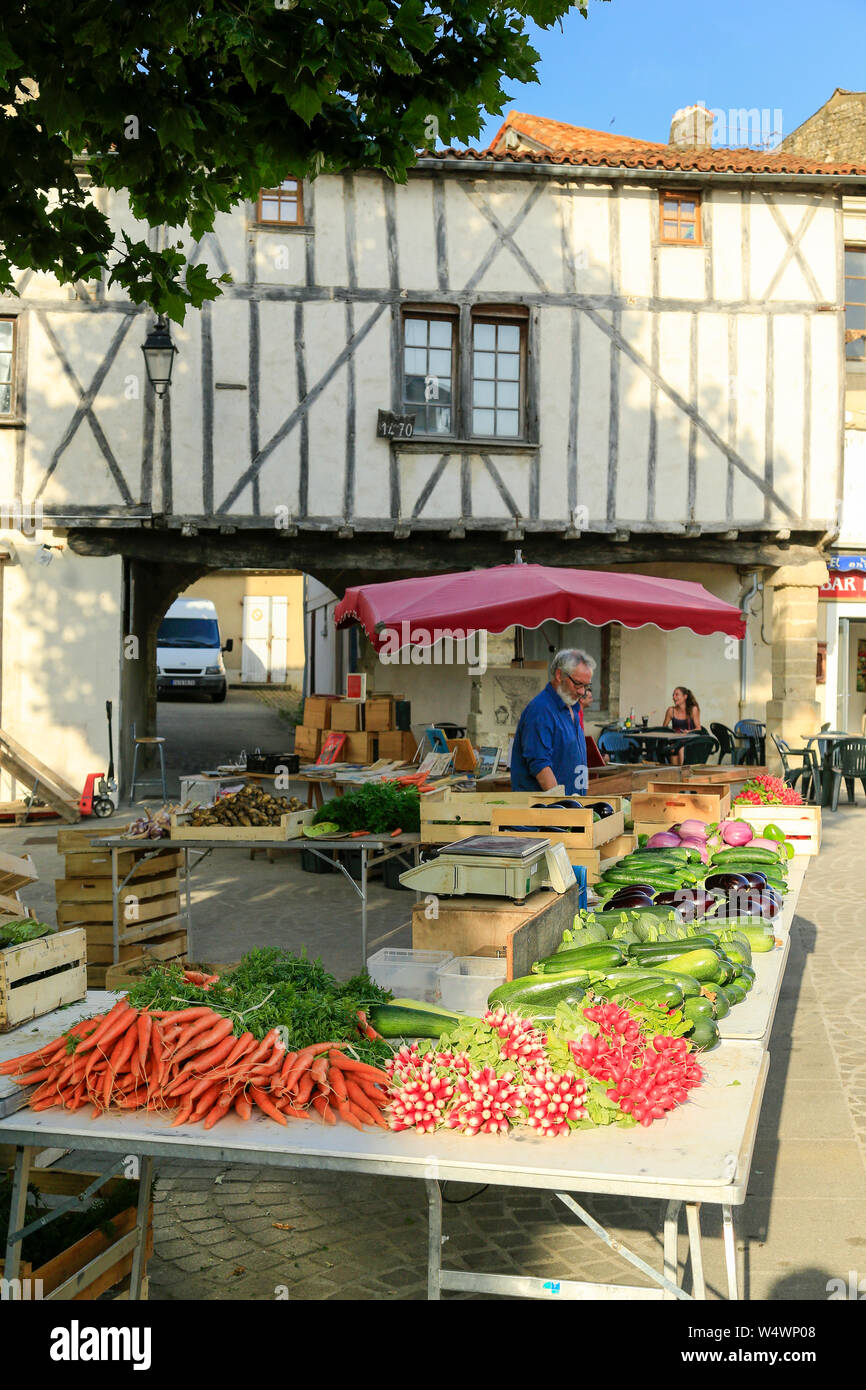 Französische Marktstände in der kleinen Stadt. Stockfoto