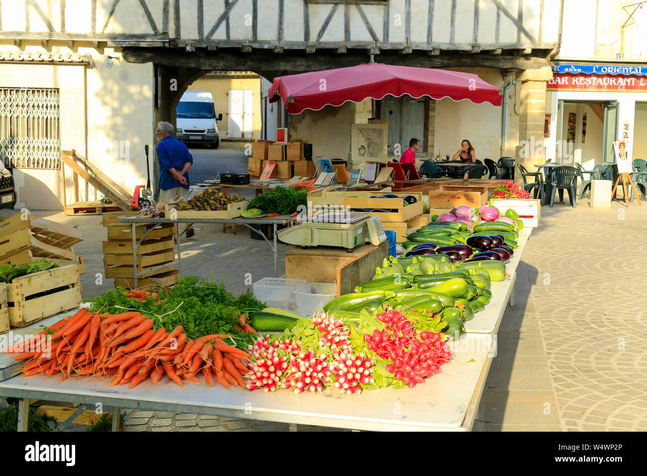 Französische Marktstände in der kleinen Stadt. Stockfoto