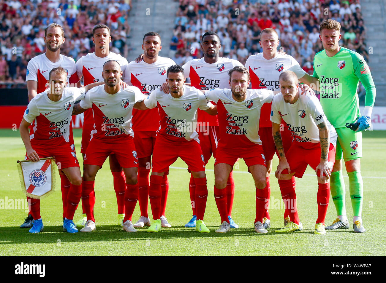 Utrecht, Niederlande. 25. Juli, 2019. UTRECHT, FC Utrecht - HSK Zrinjski Mostar, 25-07-2019, Fußball, Saison 2019-2020, Qualifizierung spiel Utrecht - Mostarfor Europa League, Stadion Galgenwaard de. Team Foto von Utrecht mit neuen Spieler des FC Utrecht player Vaclav Cerny FC Utrecht player Justin Lonwijk und FC Utrecht Spieler Adam Maher vor dem Spiel Utrecht - Mostar. Credit: Pro Schüsse/Alamy leben Nachrichten Stockfoto