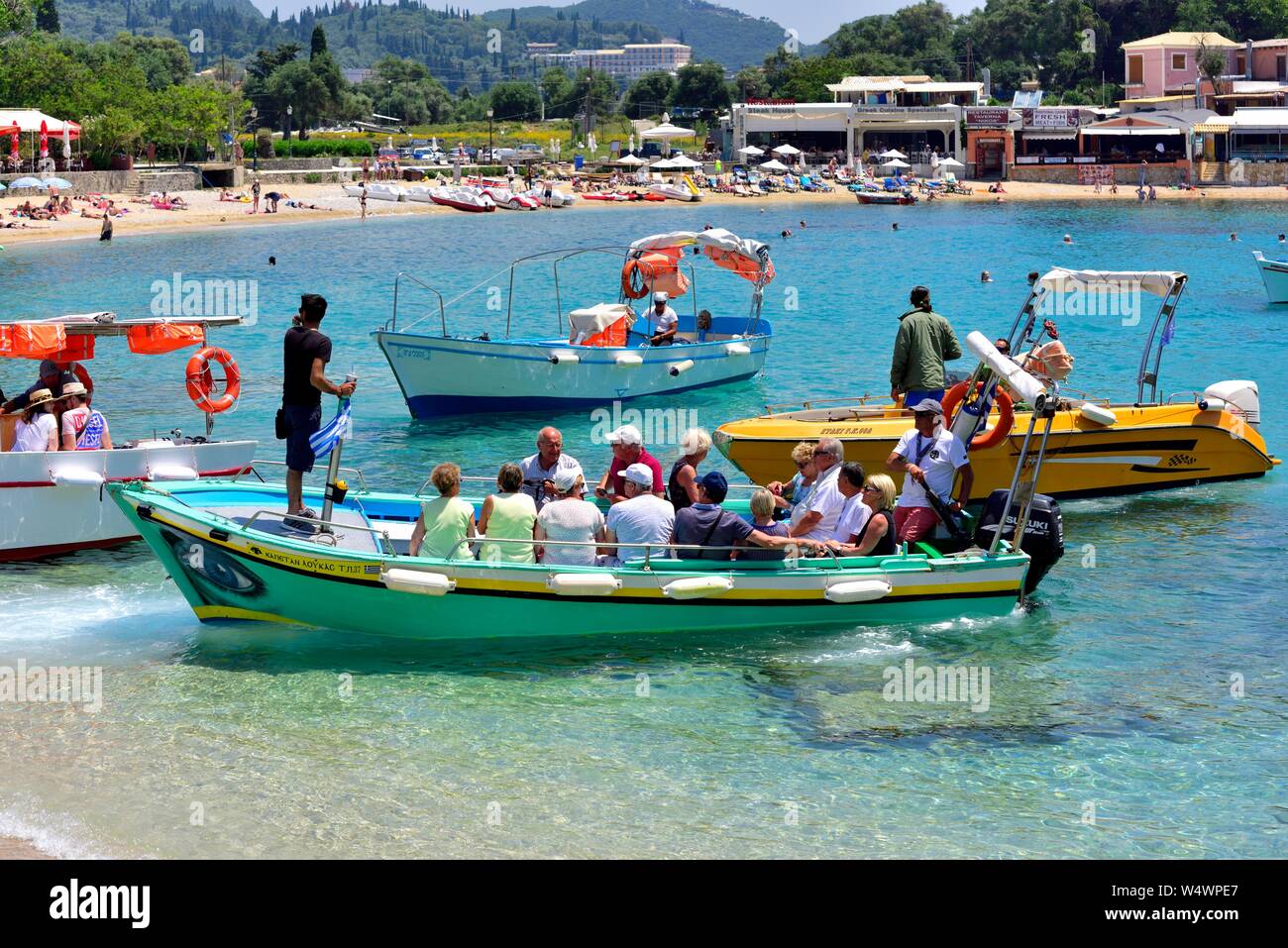 Touristen verlassen für eine Tour durch die Höhlen, Agios Spiridon Strand, Agios Spiridon Bay, Paleokastritsa, Korfu, Griechenland, Ionian Stockfoto