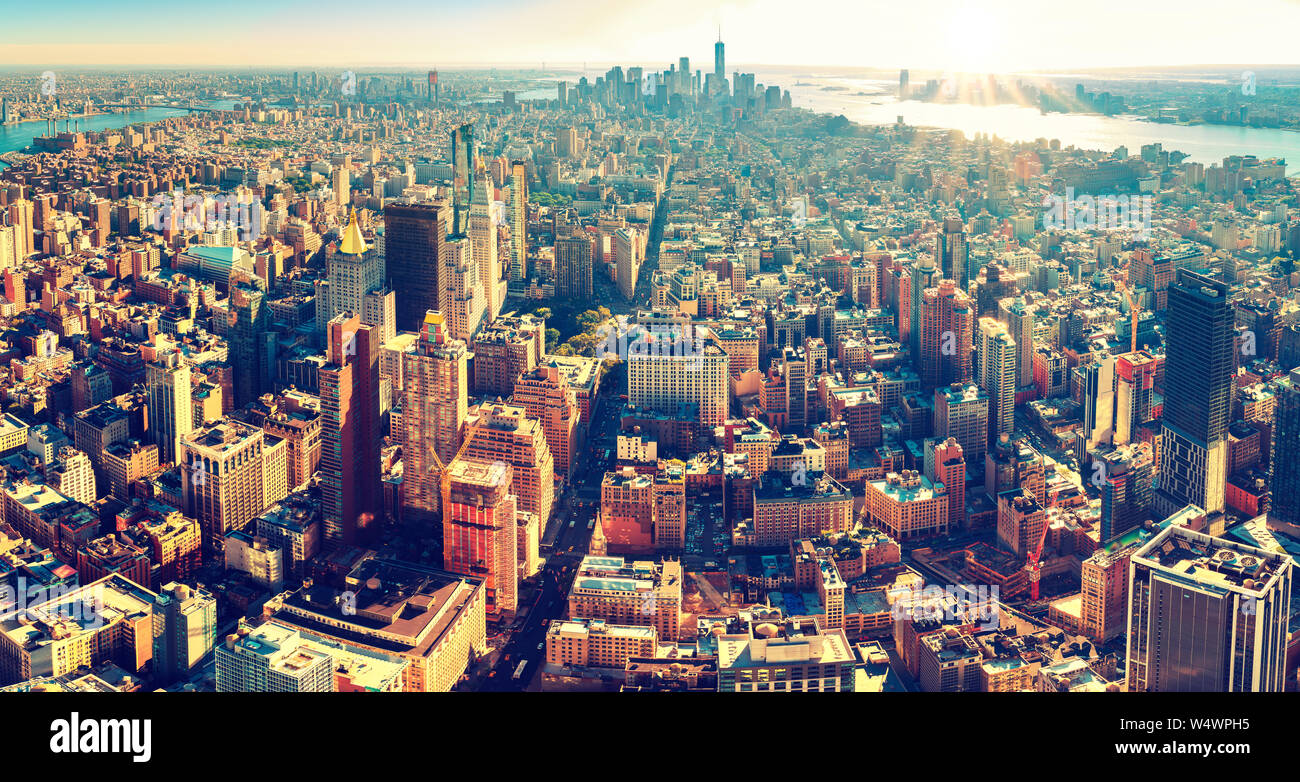 Tolles Panorama - New York Skyline der Stadt mit Wolkenkratzern bei Sonnenuntergang Stockfoto
