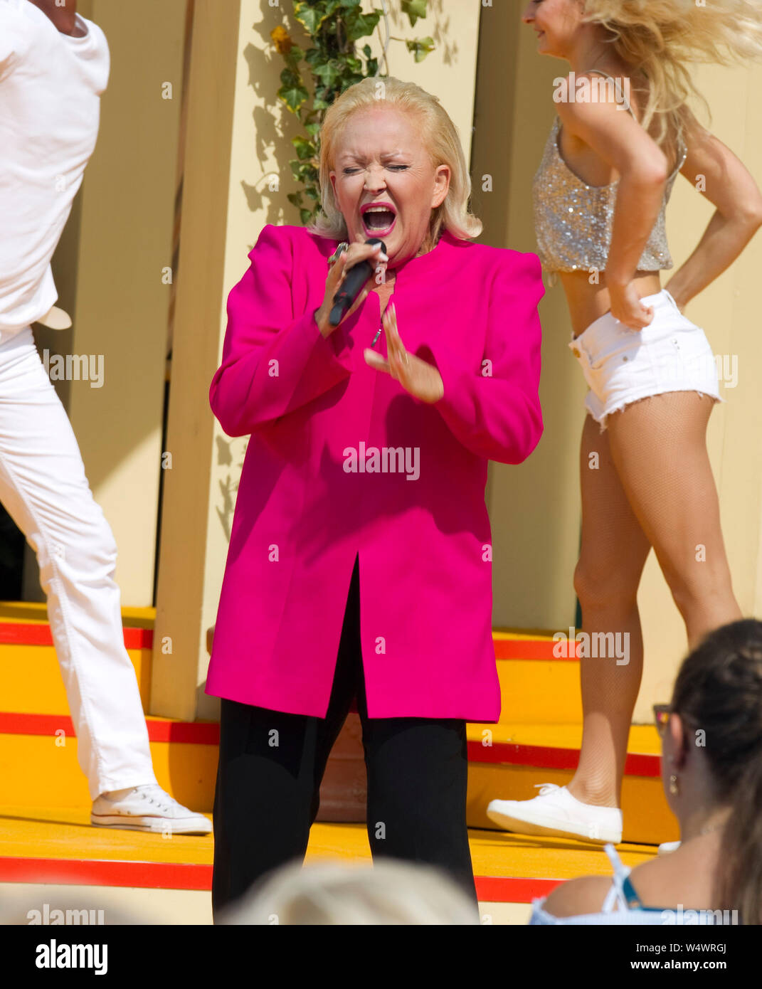 Rust, Deutschland - 21. Juli 2019: ARD/SWR TV-Show: Immer wieder Sonntags mit der Sängerin Angelika Milster | Verwendung weltweit Stockfoto