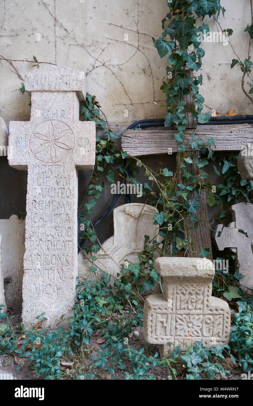 Alte Grabsteine im Innenhof des Klosters Stavropoleos, Bukarest, Rumänien. Stockfoto