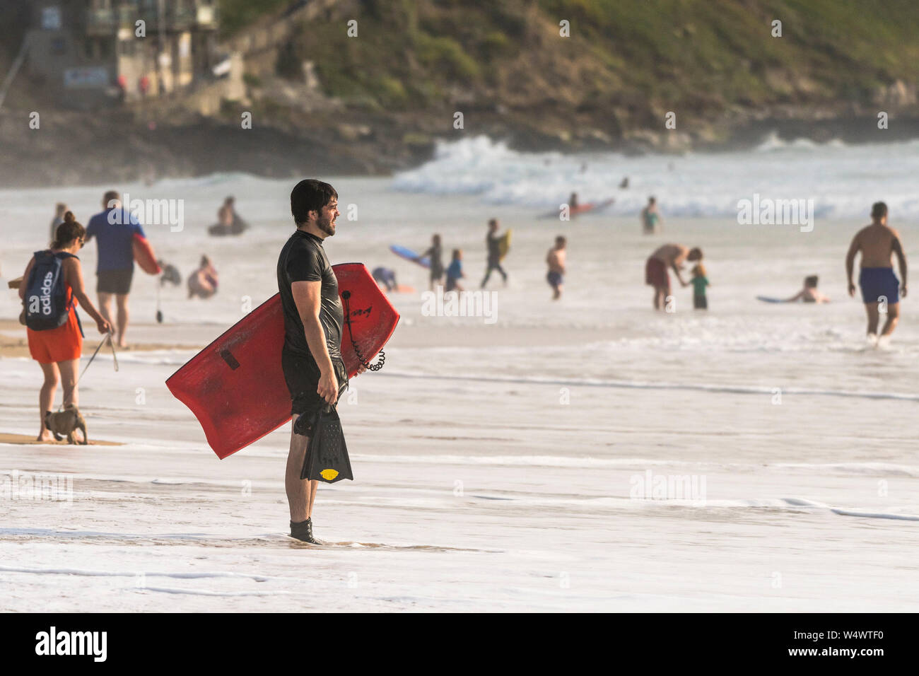 Ein bodyboarder stehen am Strand von Fistral mit Blick auf das Meer. Stockfoto