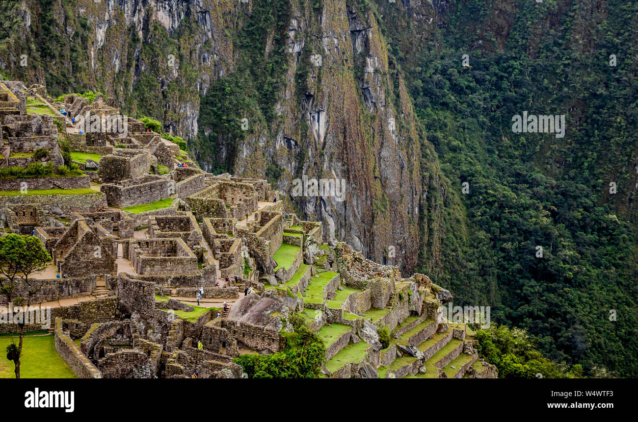 Rückseite von Machu Picchu, umgeben von dichten grünen Wäldern Stockfoto