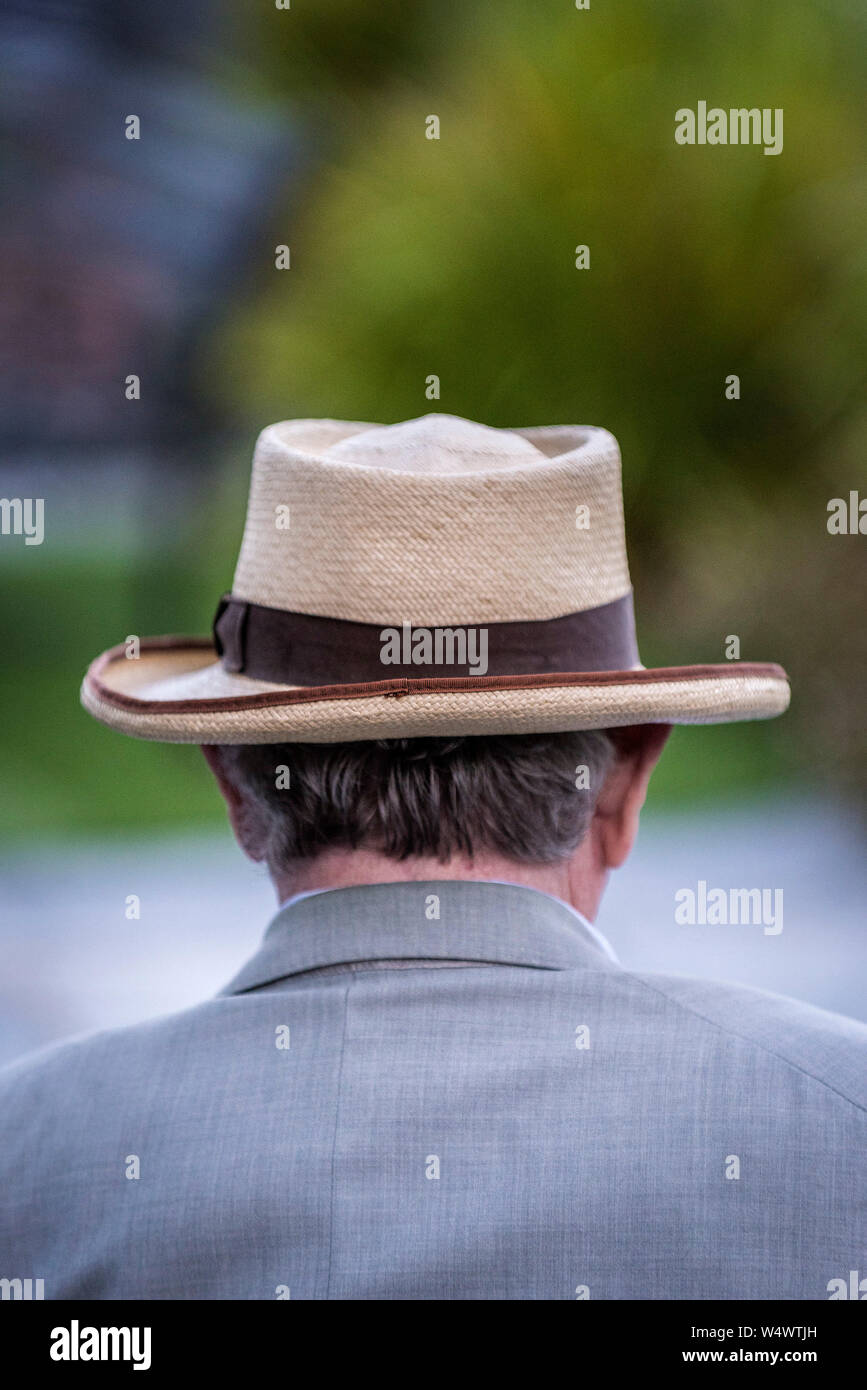 Die Ansicht von hinten von einem Mann mit einem Breitrandigen Strohhut.; Stockfoto