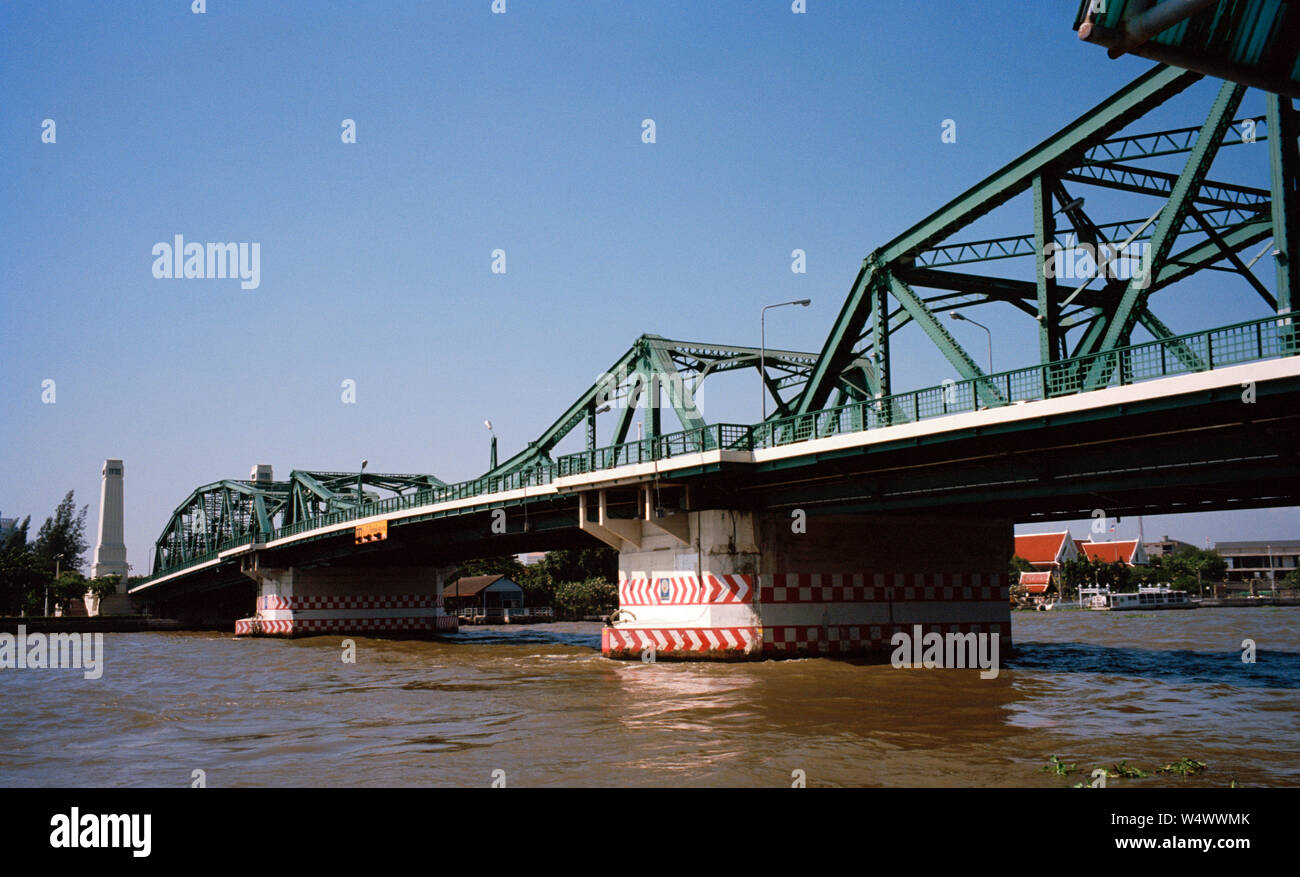 Die Stahlkonstruktion Memorial Brücke über den Chao Phraya in Bangkok, Thailand in Südostasien im Fernen Osten. Im April 1932 von den Engländern gebaut. c Stockfoto
