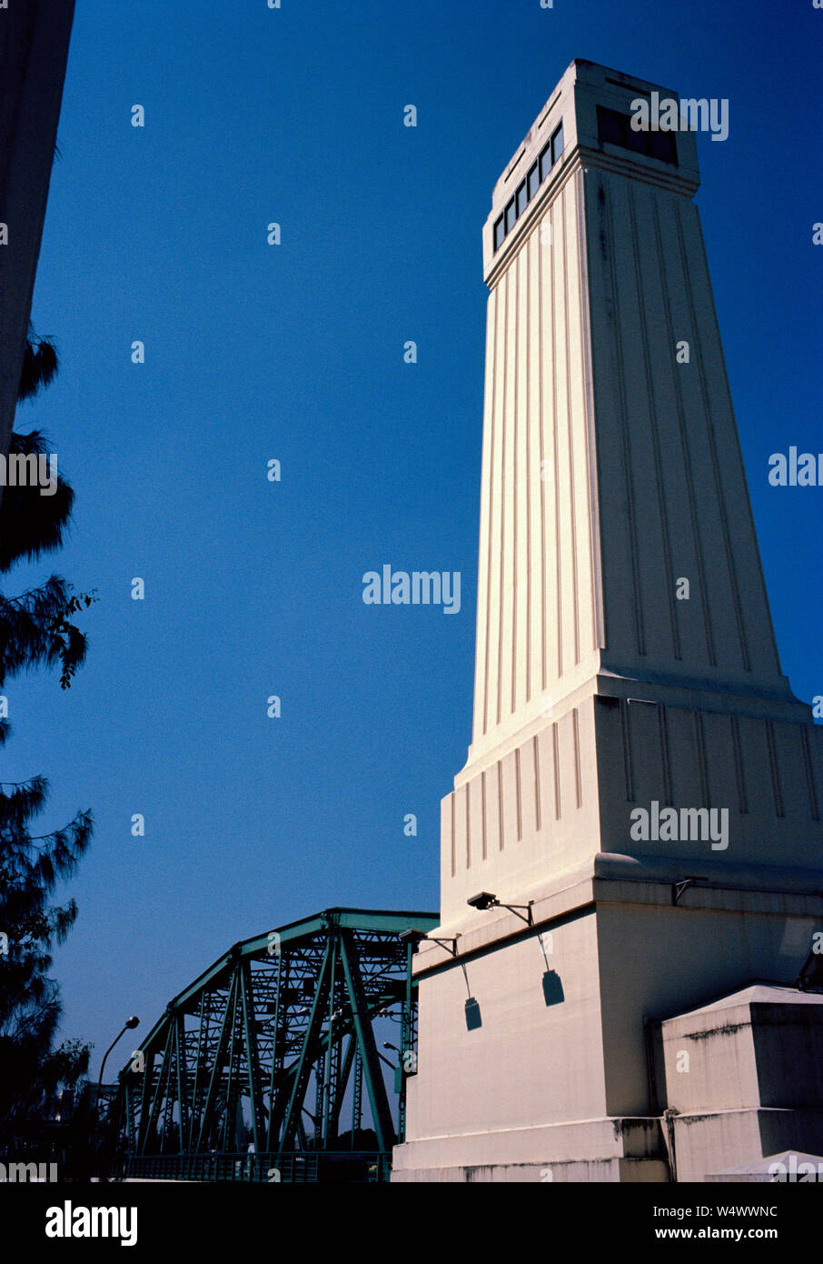 Konkrete peirs der Stahlkonstruktion Memorial Brücke über den Chao Phraya in Bangkok, Thailand in Südostasien im Fernen Osten. Im April 193 gebaut Stockfoto