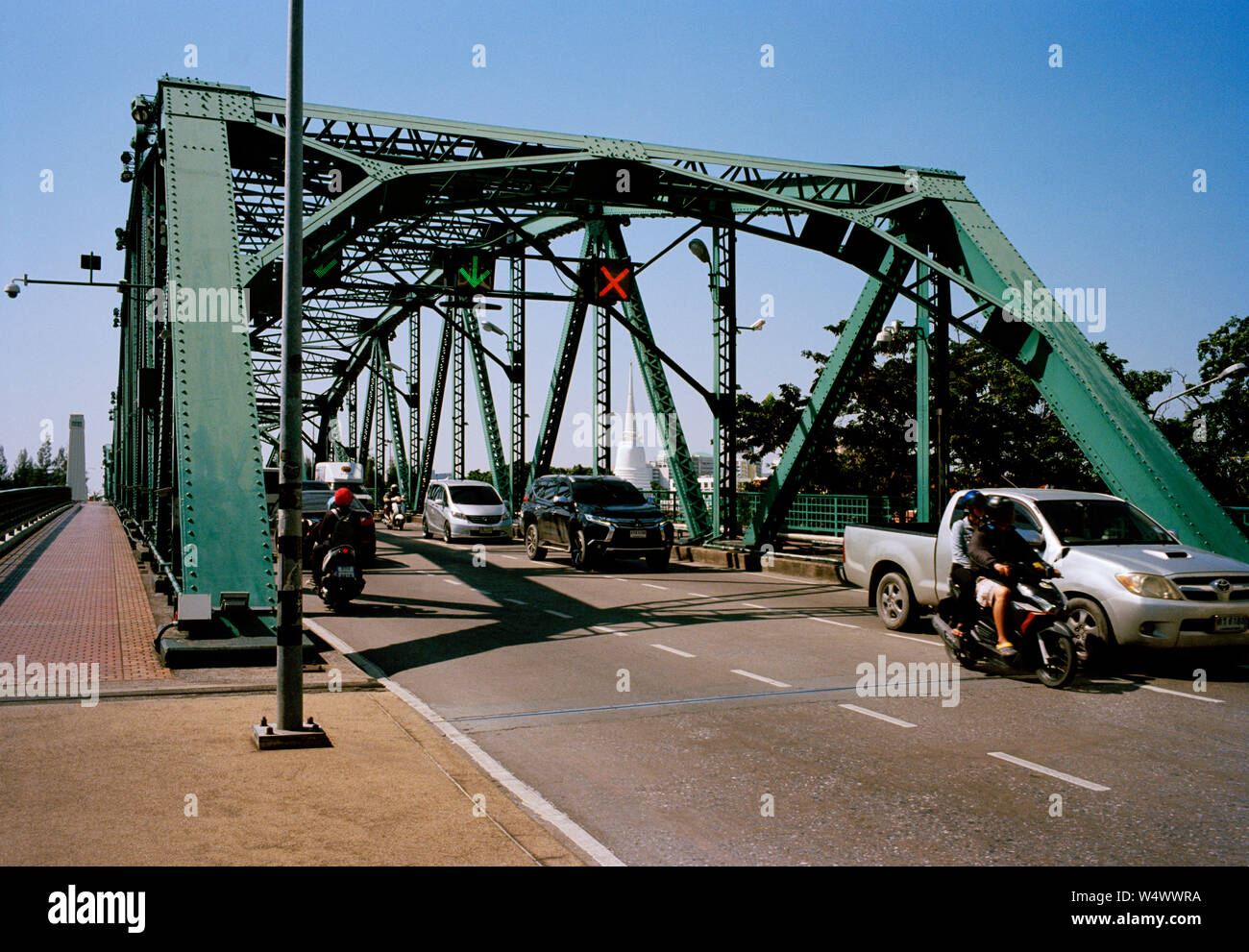 Die Stahlkonstruktion Memorial Brücke über den Chao Phraya in Bangkok, Thailand in Südostasien im Fernen Osten. Im April 1932 von den Engländern gebaut. c Stockfoto