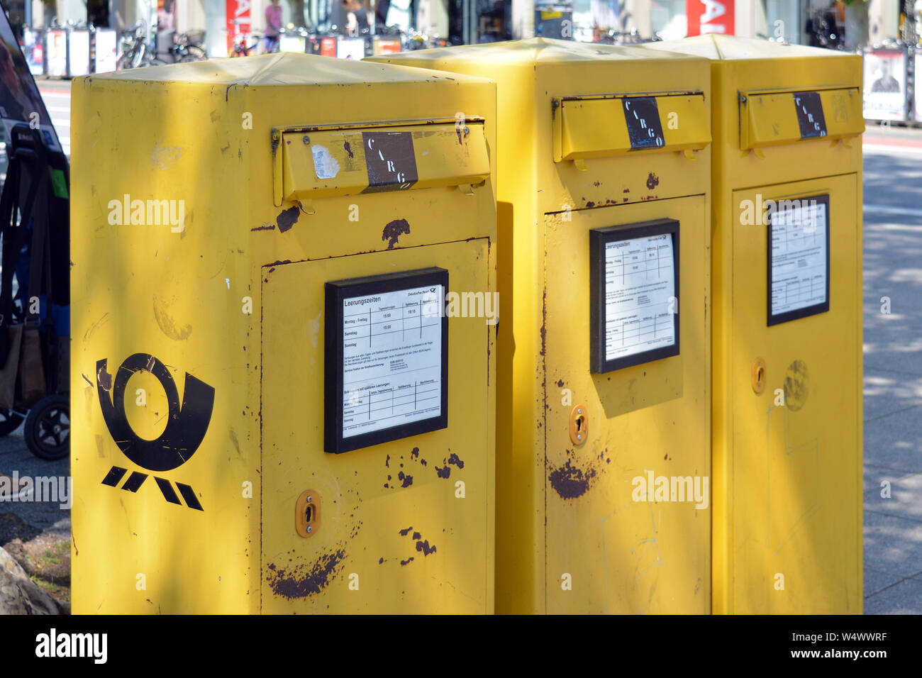 Heidelberg, Deutschland - Juni 2019: Drei gelbe offiziellen öffentlichen Briefkästen in einem schlechten Zustand auf der Straße Stockfoto