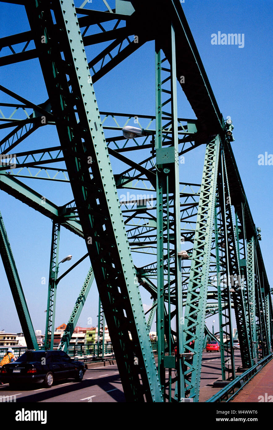 Die Stahlkonstruktion Memorial Brücke über den Chao Phraya in Bangkok, Thailand in Südostasien im Fernen Osten. Im April 1932 von den Engländern gebaut. c Stockfoto