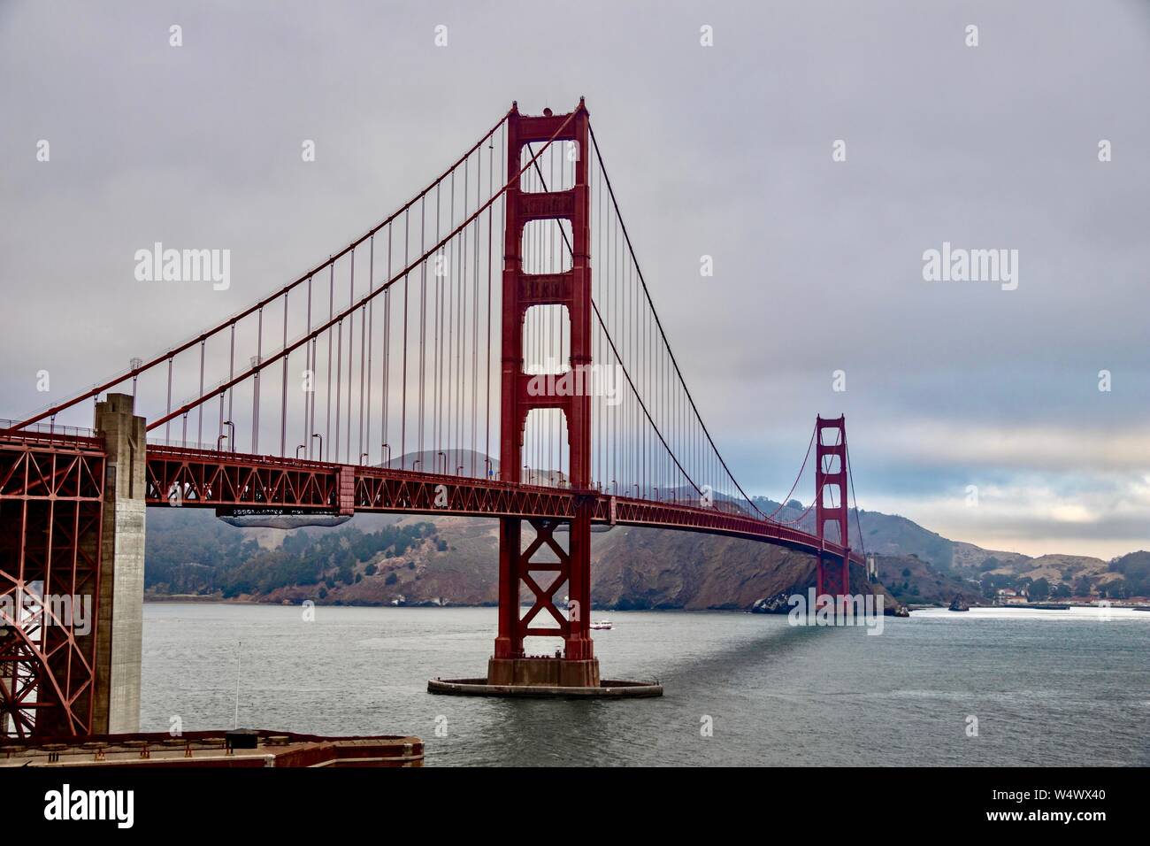 Golden Gate Bridge an einem bewölkten Tag Stockfoto