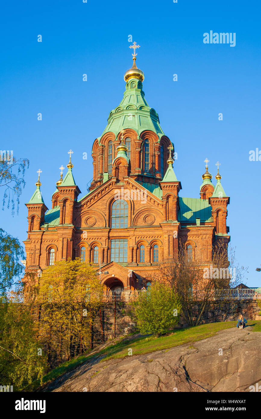 Rote Kirche - Uspenski orthodoxen Kathedrale auf einem felsigen Hügel, Helsinki, Finnland Stockfoto