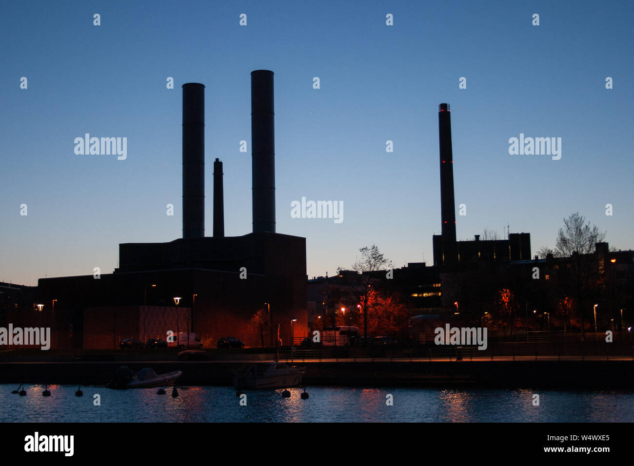 Silhouette der industriellen Landschaft mit Schornsteinen Tank am Meer in Helsinki, Finnland Stockfoto