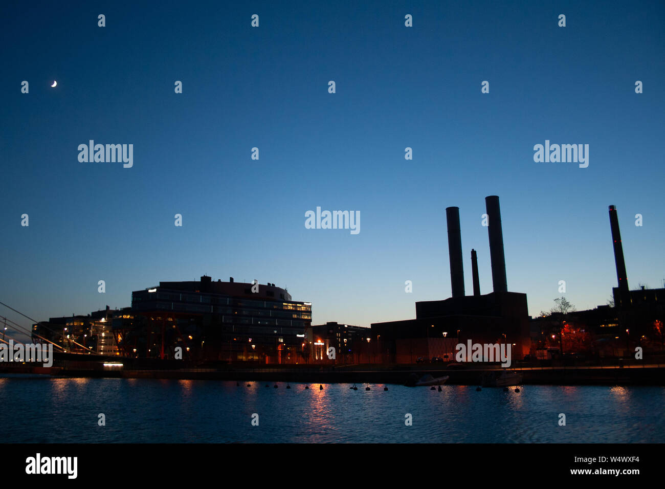 Silhouette der industriellen Landschaft mit Schornsteinen Tank am Meer in Helsinki, Finnland Stockfoto