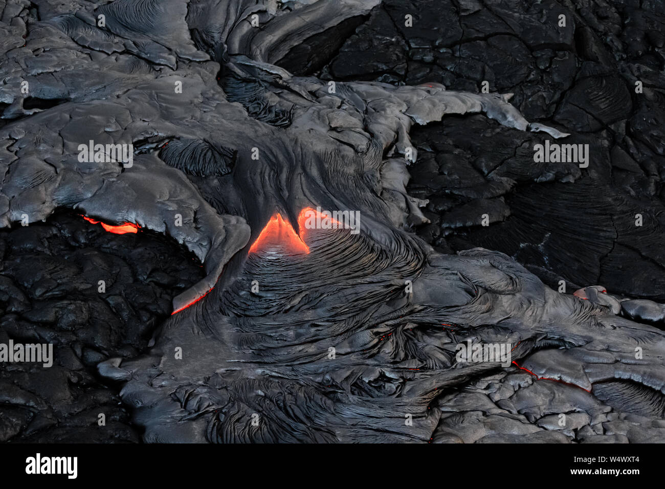 Heiße Lava und feste Asche von oben gesehen Stockfoto