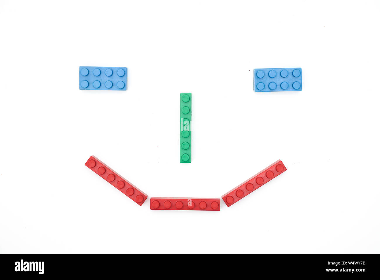 Smiley aus Ziegel auf weißem Hintergrund Stockfoto