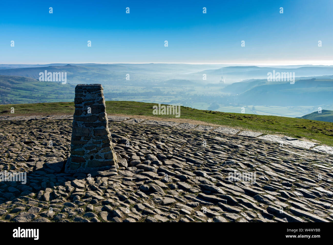 Die Hoffnung Tal von der trig Point auf den Gipfel des Mam Tor, Peak District, Derbyshire, England, Großbritannien Stockfoto