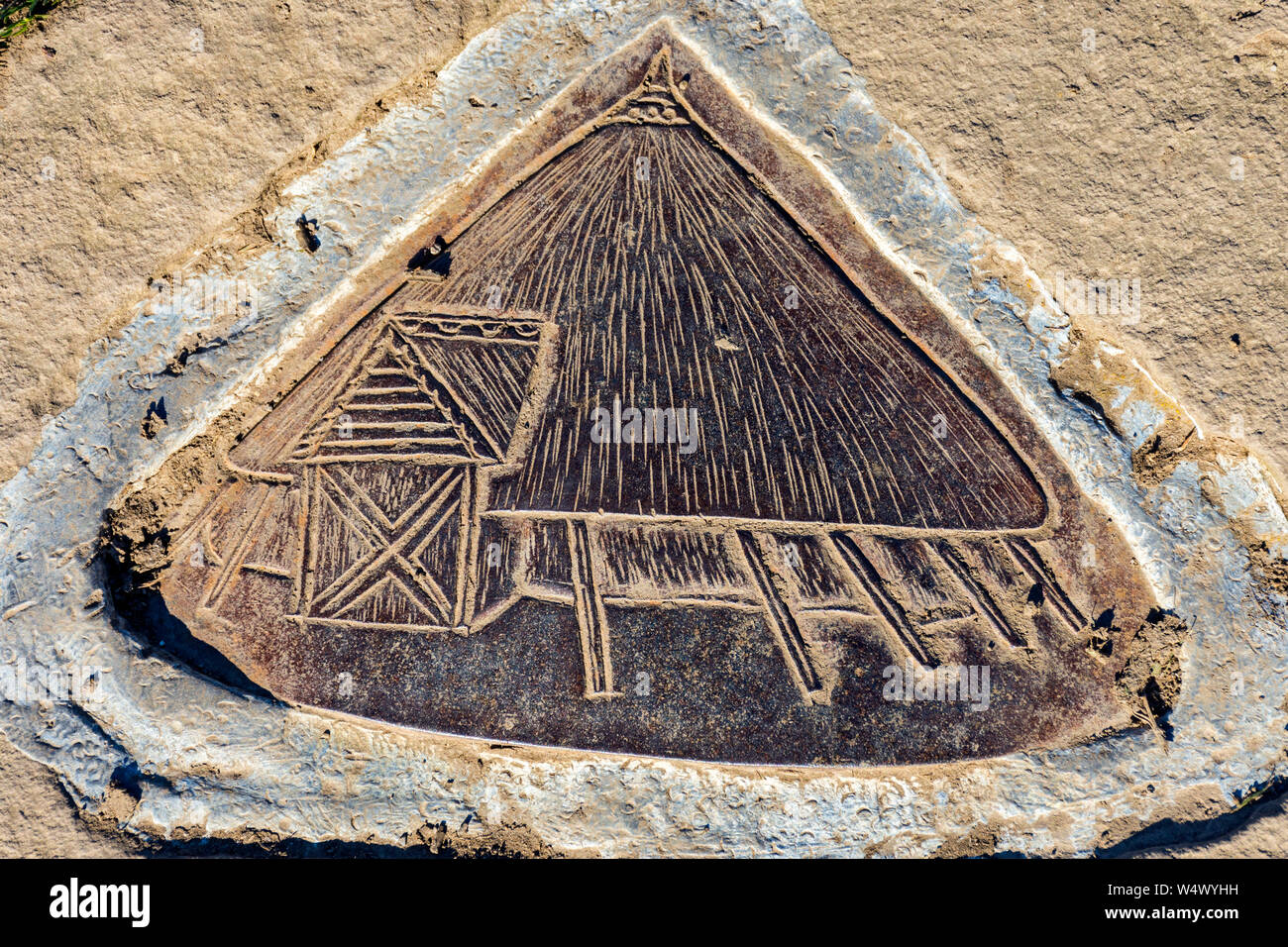 Einer der Plaketten zur Veranschaulichung von Eisen alter Artefakte in die Pflastersteine auf dem Weg nach oben Mam Tor, Peak District, Derbyshire, England, Grossbritannien Stockfoto