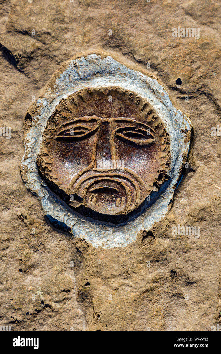 Einer der Plaketten zur Veranschaulichung von Eisen alter Artefakte in die Pflastersteine auf dem Weg nach oben Mam Tor, Peak District, Derbyshire, England, Grossbritannien Stockfoto