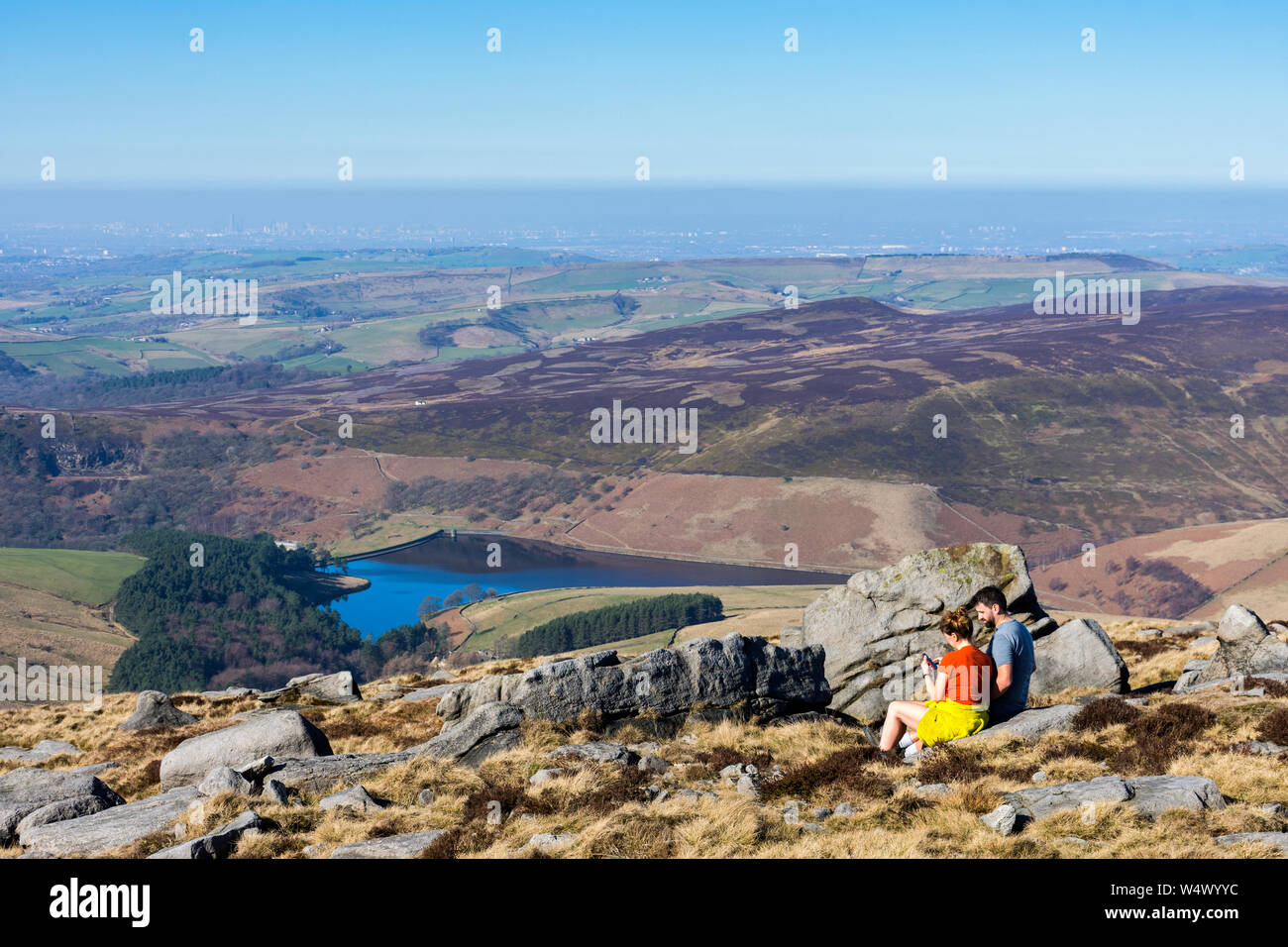 Wanderer über dem Kinder Reservoir, in der Nähe der Kinder niedriger Gipfel über die Kinder Scout Plateau, Peak District, Derbyshire, England, Großbritannien Stockfoto