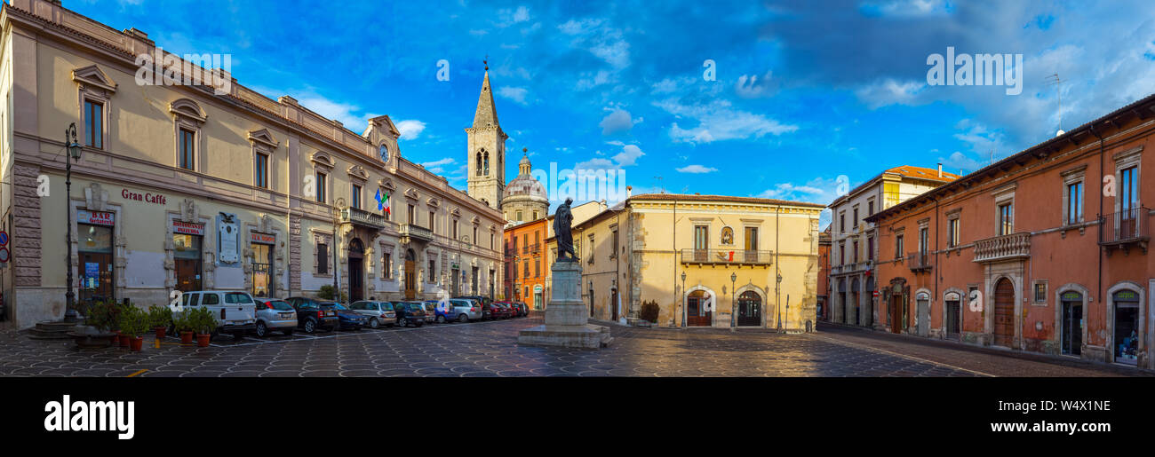 Piazza XX Settembre mit Dichter Ovid Statue, Sulmona Stockfoto