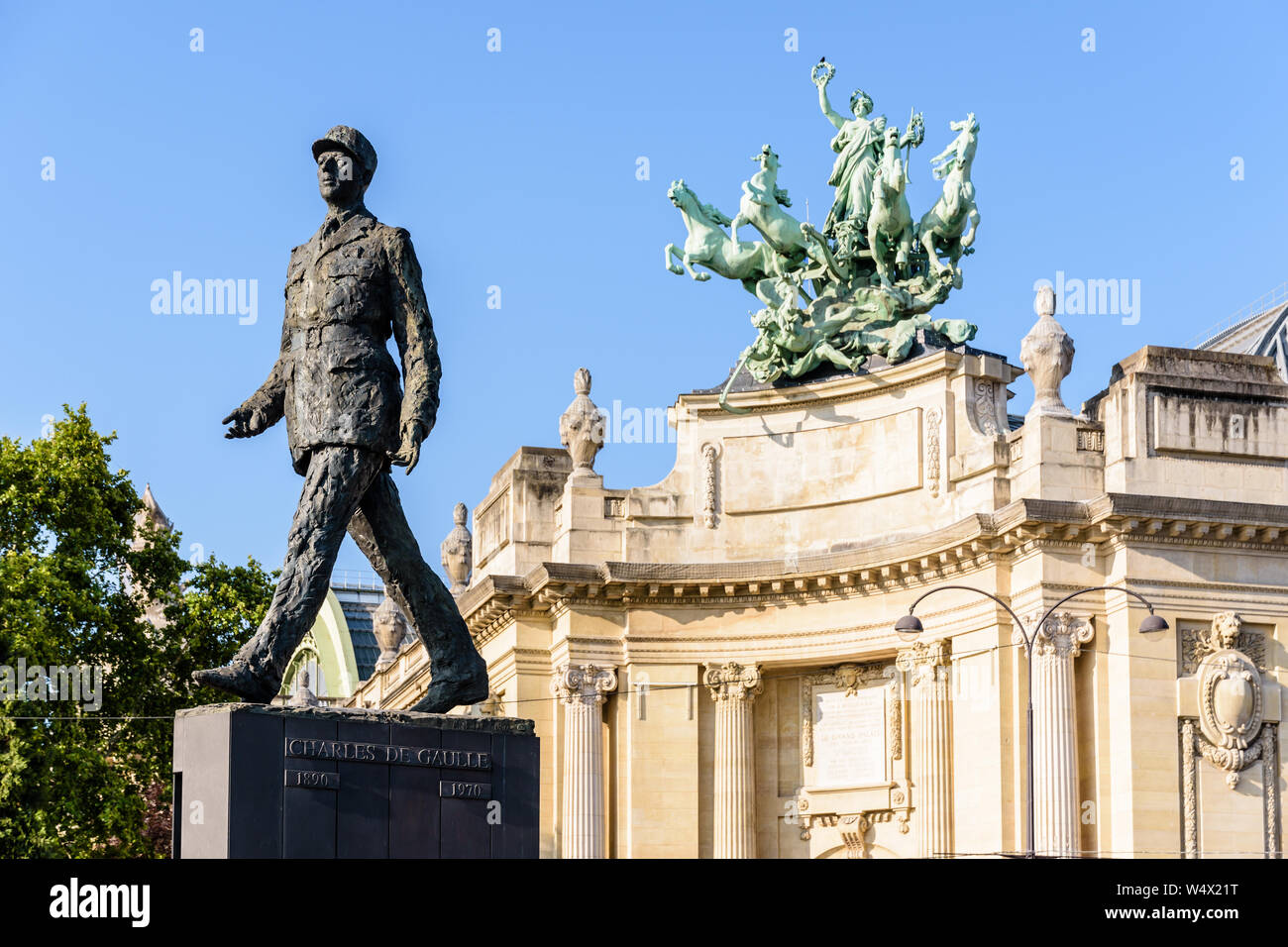 Eine Statue von Charles de Gaulle, der berühmte französische Staatsmann, hat im Jahr 2000 wurden auf der Avenue des Champs-Elysées vor dem Grand Palais installiert. Stockfoto