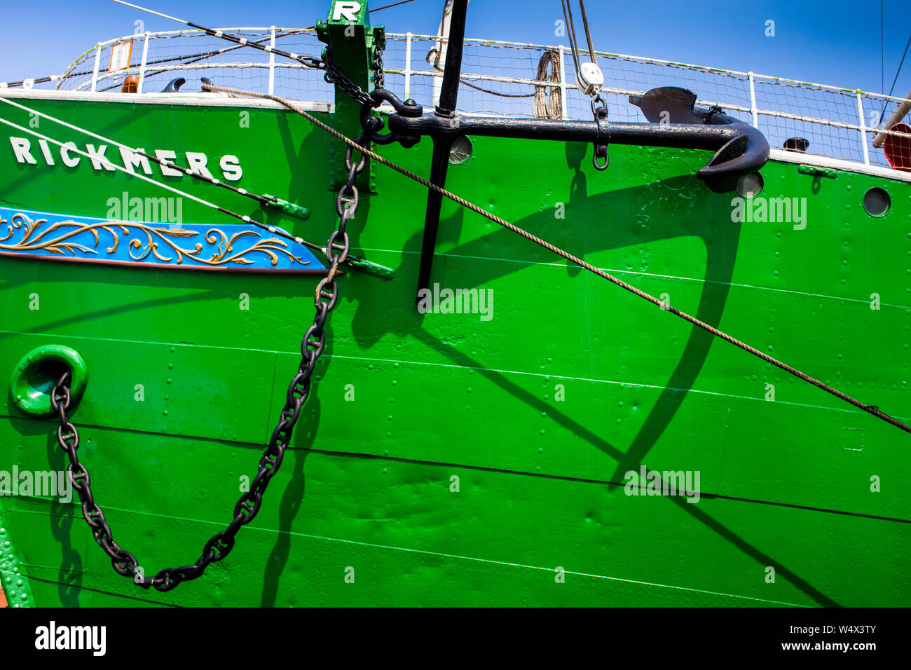 Ein Anker wirft seinen Schatten auf Rickmers Ship, Hamburg, Deutschland Stockfoto
