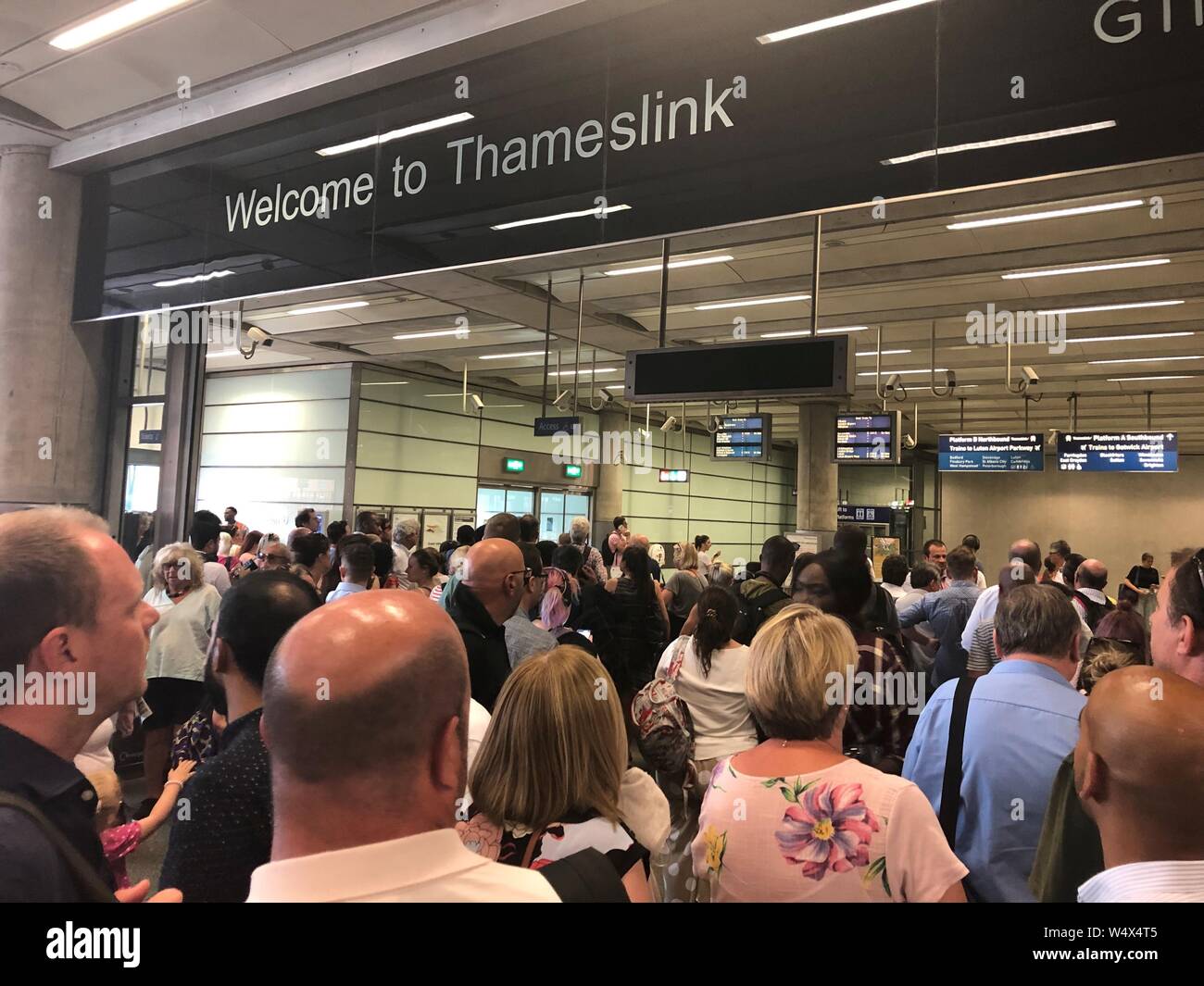 Pendler am Bahnhof St Pancras nach Freileitungen wurden beschädigt, East Midlands und Thameslink Dienstleistungen erheblich stört. Stockfoto