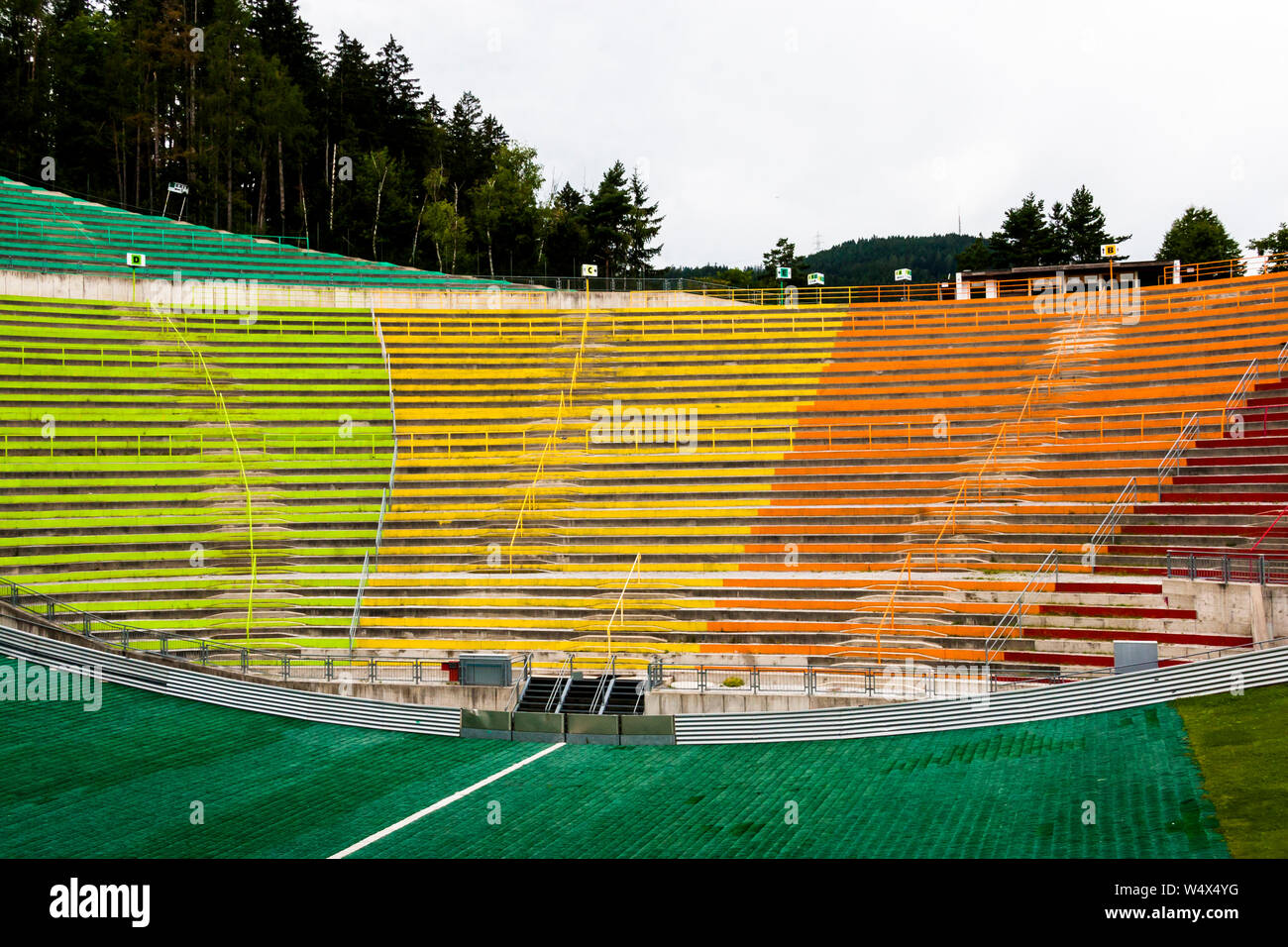 Farbige Zuschauerplätze in der Olympischen Skisprungarena in Innsbruck, Österreich Stockfoto