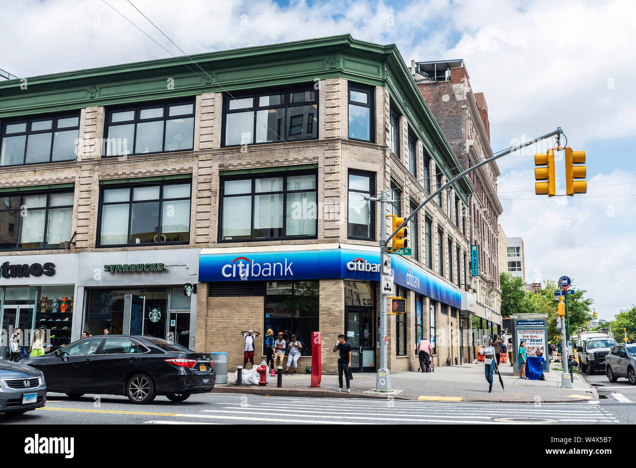 New York City, USA - 1. August 2018: die Fassade der Bank Filiale der Citibank und ein Starbucks mit Menschen um in Harlem, New York City, USA Stockfoto