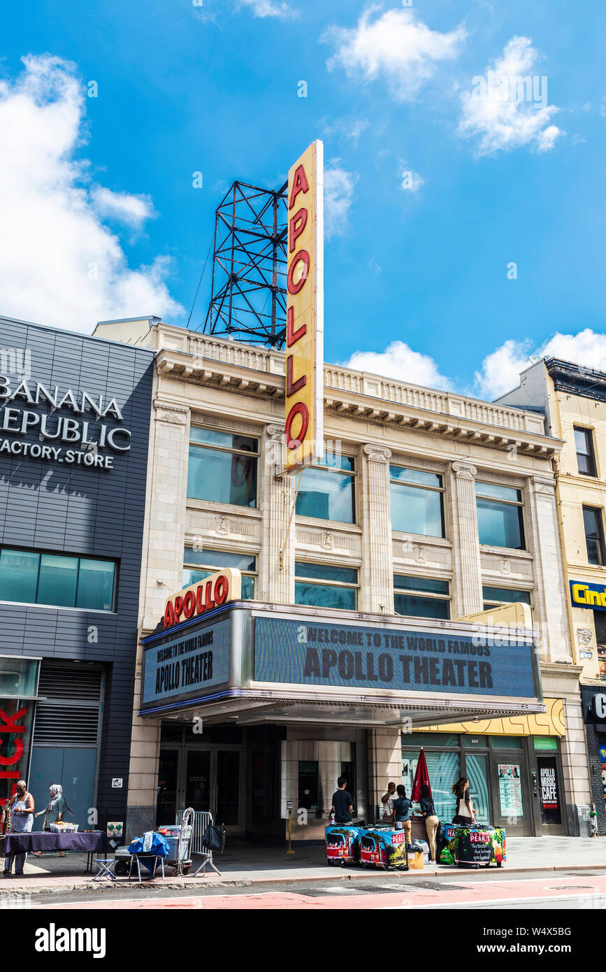 New York City, USA - 1. August 2018: Die Fassade des Apollo Theater mit Menschen um in Harlem, Manhattan, New York City, USA Stockfoto